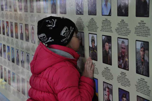 Ко Дню матери на Михайловской площади прошла панихида по погибшим в АТО 04