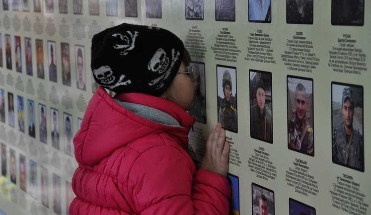 Ко Дню матери на Михайловской площади прошла панихида по погибшим в АТО. ФОТОрепортаж