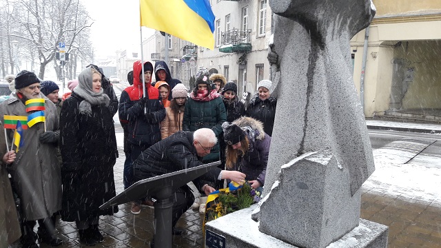Память Героев Небесной Сотни почтили в Вильнюсе, - МИД 05
