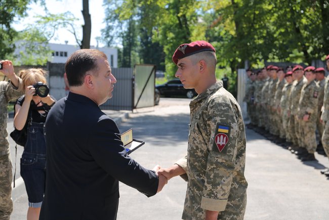 Полторак нагородив військовослужбовців 148-го окремого гаубичного самохідно-артилерійського дивізіону 06