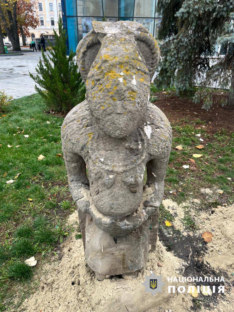 Фигуры половецких баб в Харькове повредили. Рядом нашли топор 05