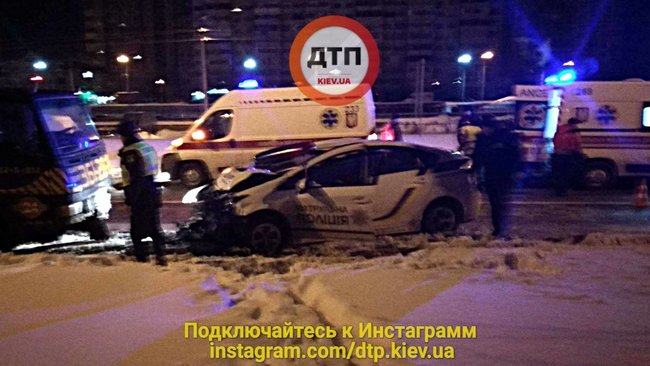 Патрульный автомобиль врезался в эвакуатор, пострадали двое полицейских 01