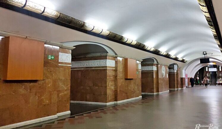 В Киеве на станции метро "Университет" пассажир упал на пути (обновлено)