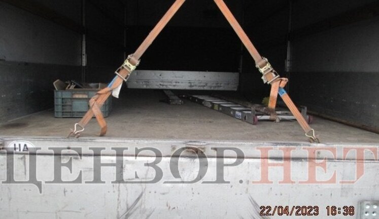 Львівські митники оформили як порожній мікроавтобус, набитий технікою, в тому числі Apple, на $ 1,5 млн. ФОТОрепортаж