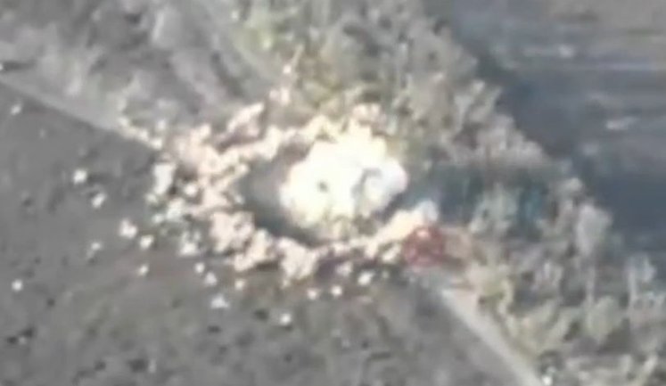 Екіпаж РСЗО "HIMARS" влучає у скупчення ворожих мотоштурмовиків касетним боєприпасом. ВIДЕО
