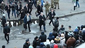"Класичний фейк, коли фото підрізають": Цеголко опублікував спростування "втечі" Порошенка з мітингу в Житомирі