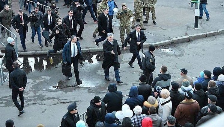 "Класичний фейк, коли фото підрізають": Цеголко опублікував спростування "втечі" Порошенка з мітингу в Житомирі
