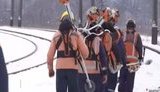 "Бережуть від стресу мишей та їжаків": на залізниці пояснили, чому працівники обкошують засніжені колії. ВIДЕО