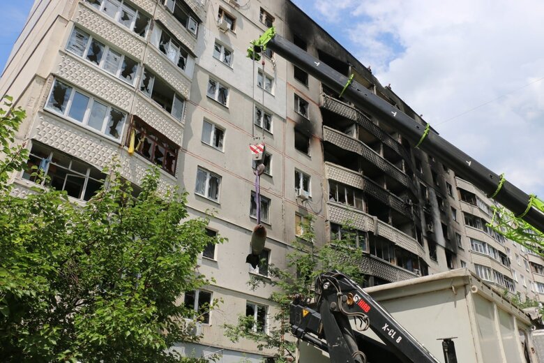 Знешкоджено російську авіабомбу ФАБ-500, яка з березня пролежала на даху девятиповерхівки у Харкові, - ДСНС 05