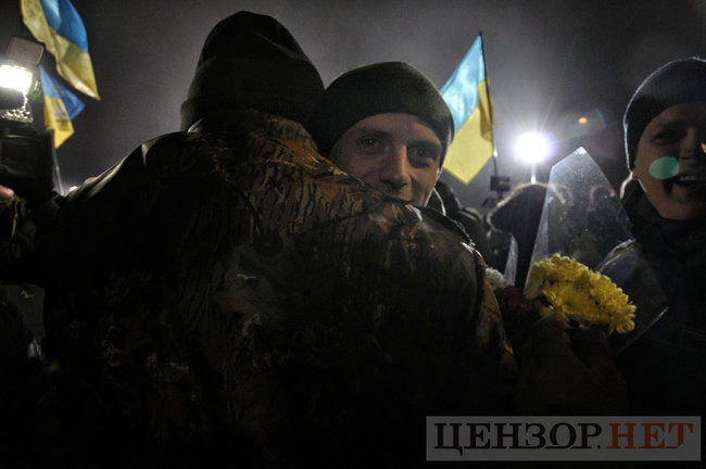 Heroes, welcome home!” liberated Ukrainian hostages enjoy warm reception at Boryspil airport 31
