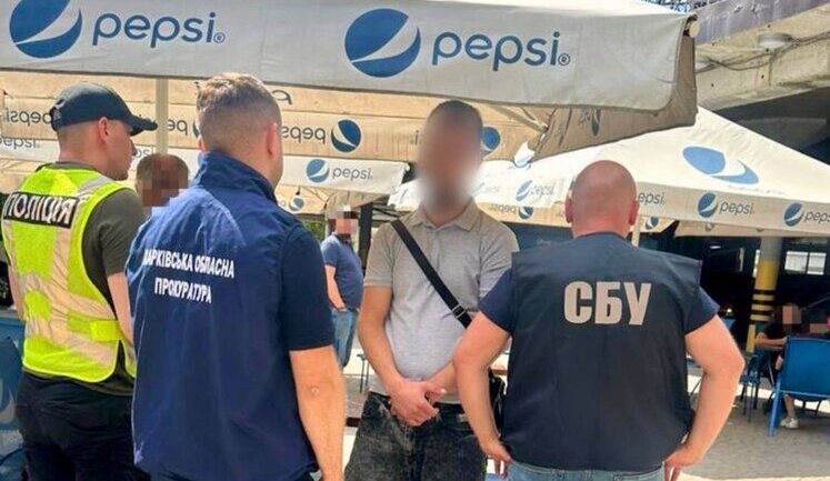 Вимагав $8500 за "допомогу" з виключенням із військового обліку: у Харкові затримали чоловіка. ФОТОрепортаж