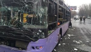 В Донецке снаряд попал в остановку: есть жертвы, российские СМИ сообщают о 13 погибших. ФОТОрепортаж+ВИДЕО