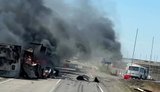 Росіянин зафільмував палаючі бензовози та вантажівки на трасі до Криму: "Не вижу них#я! Вот это адреналин". ВIДЕО