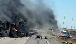 Росіянин зафільмував палаючі бензовози та вантажівки на трасі до Криму: "Не вижу них#я! Вот это адреналин". ВIДЕО