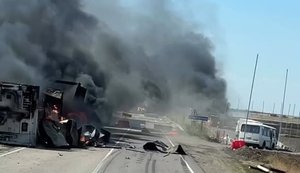 Россиянин снял на видео горящие бензовозы и грузовики на трассе в Крым: "Не вижу их, бл#я! Вот это адреналин". ВИДЕО