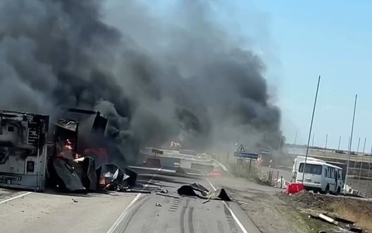 Росіянин зафільмував палаючі бензовози та вантажівки на трасі до Криму: "Не вижу них#я! Вот ето адреналин". ВІДЕО