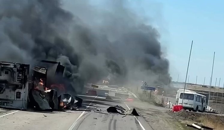 Россиянин снял на видео горящие бензовозы и грузовики на трассе в Крым: "Не вижу их, бл#я! Вот это адреналин". ВИДЕО
