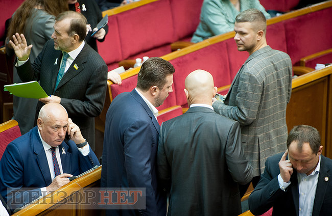 Поцелуй Матиос и Таруты и Ивченко с цепом, - день работы Рады 4 декабря 06