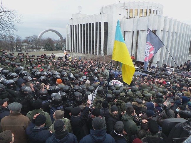 Автомобіль зі Саакашвілі заблоковано, поліція спробувала прорватися, але безуспішно, застосовується газ 03