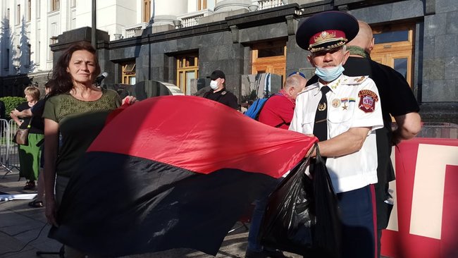Участники акции протеста пришли к Офису Президента 20