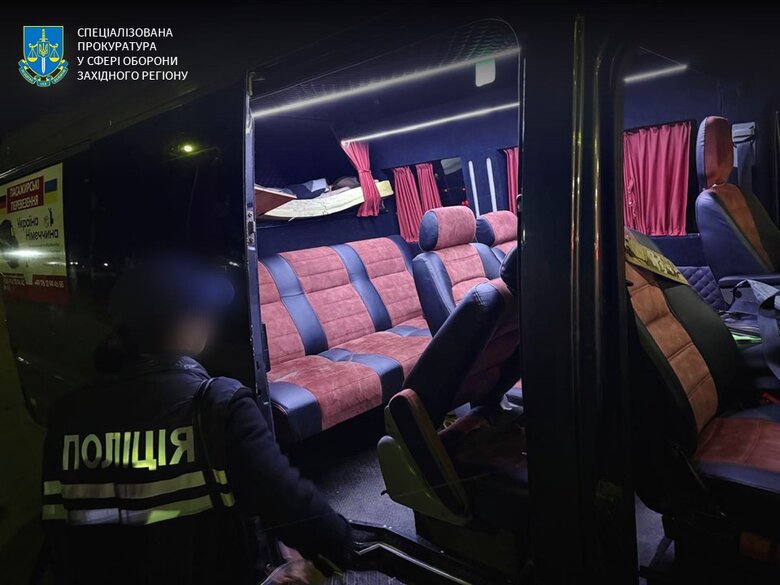 Тайник в микроавтобусе для перевозки уклонистов