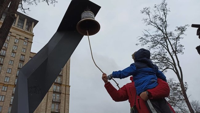 На аллее Героев Небесной Сотни установили Колокол Достоинства 16