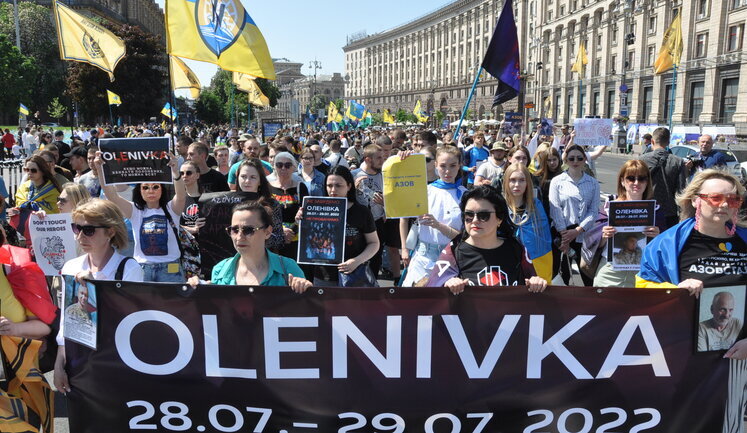 Річниця наказу про вихід із "Азовсталі": у центрі Києва відбулася хода "Чекаємо додому героїв Маріуполя". ВІДЕО+ФОТОрепортаж