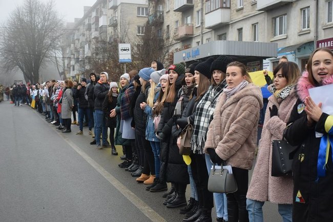 Бійці 44-ї окремої артбригади пройшли урочистим маршем Тернополем після повернення із зони ООС 11 Бійці 44-ї окремої артбригади пройшли урочистим маршем Тернополем після повернення із зони ООС 11