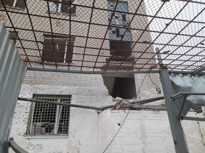 Росіяни обстріляли будівлю Херсонського слідчого ізолятору, є поранені 06 Росіяни обстріляли будівлю Херсонського слідчого ізолятору, є поранені 06