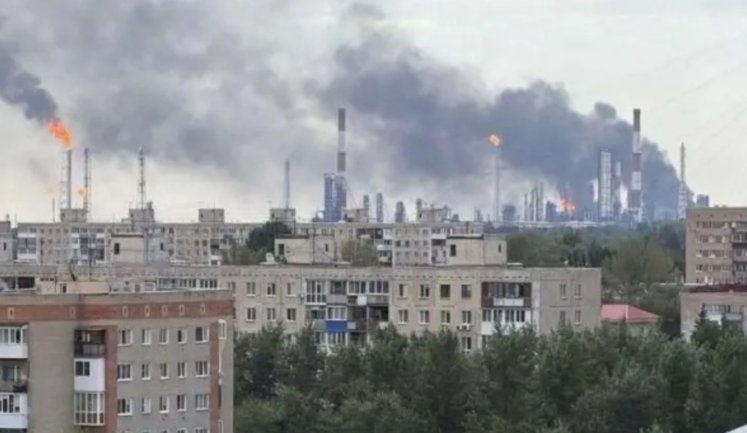 Беспилотники атакуют Омский НПЗ, слышны взрывы, - росСМИ. ВИДЕО