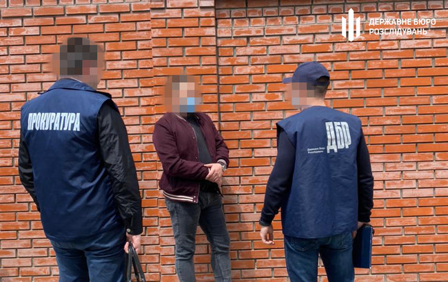 Во Львове при получении 2 тысяч долларов взятки попались замначальника криминальной полиции и опер, - ГБР 01