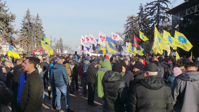 Митингующие против рынка земли установили под Радой палатки 25