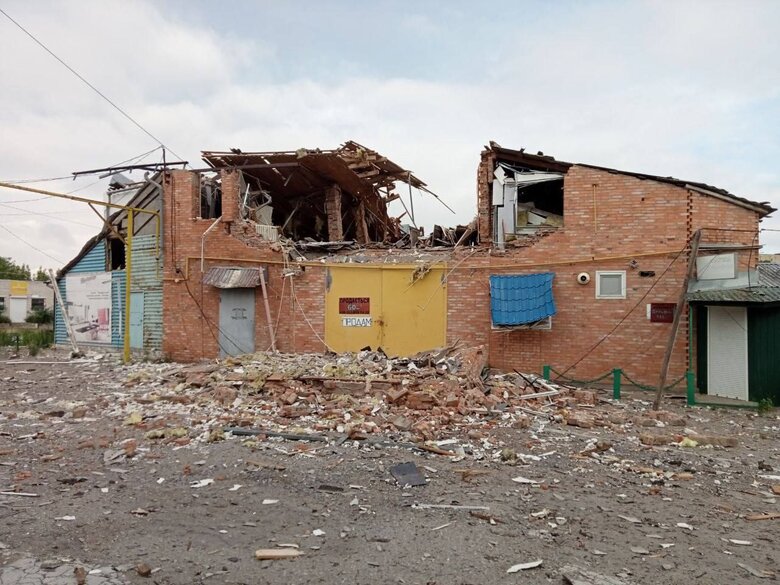 Оккупанты в течение нескольких часов били по инфраструктуре Орехова на Запорожье: Разрушены дома и дороги 07 Оккупанты в течение нескольких часов били по инфраструктуре Орехова на Запорожье: Разрушены дома и дороги 07