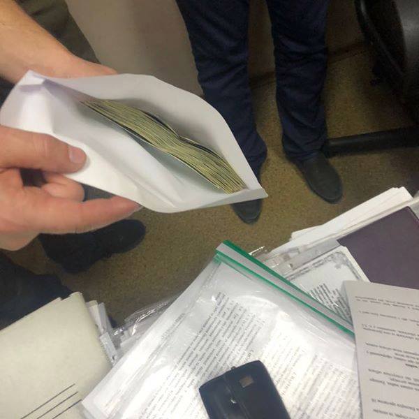Dnipropetrovsk Regional Council member nabbed while receiving $12,000 in bribe 03