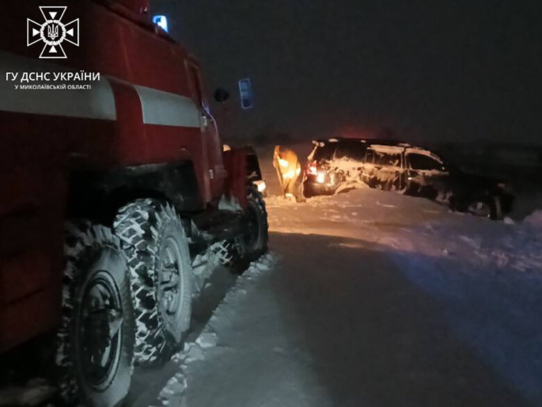 Последствия непогоды в Украине: в Одессе упала 100-метровая труба на одной из котельных, в Полтавской области обесточены 437 населенных пунктов 02