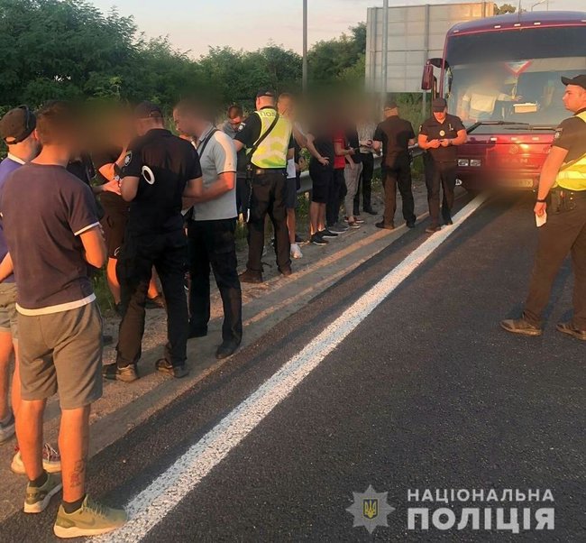 Полиция останавливает автобусы с подозрительными лицами, которые двигаются в сторону Киева 01