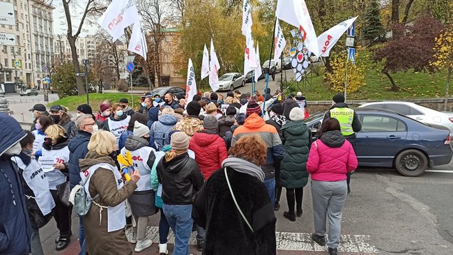 Ні локдауну! - підприємці масово протестують у центрі Києва, перекрито вулицю Грушевського та Петрівську алею 25 Ні локдауну! - підприємці масово протестують у центрі Києва, перекрито вулицю Грушевського та Петрівську алею 25