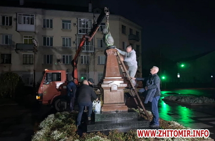 В Житомире был демонтирован памятник Пушкину. Мэр Сухомлин хочет отдать его россиянам по обмену 04