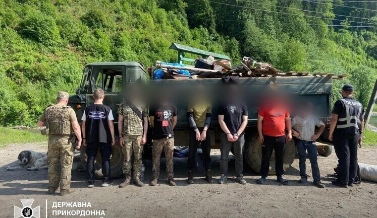 Їхали у вантажівці з подвійним дном під "прикриттям" худоби: групу ухилянтів затримано біля кордону з Румунією. ФОТОрепортаж