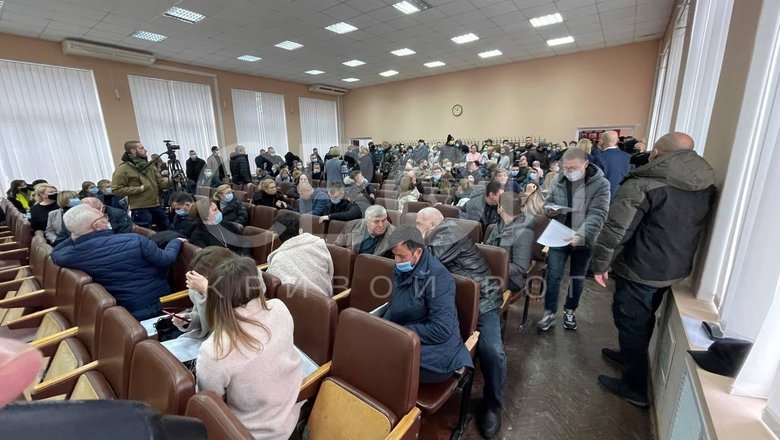 Слуги народу Фастовець та Векленко з групою тітушок намагались зірвати сесію Криворізької райради, - ЗМІ 08
