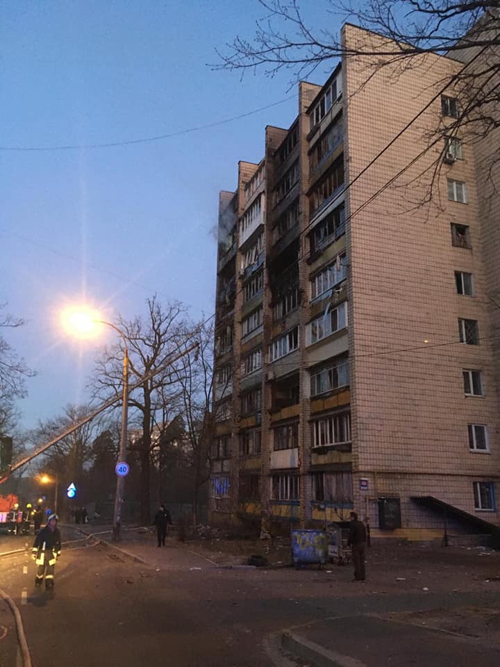 Внаслідок влучання боєприпасу значні руйнування 16-поверхового будинку в Святошинському районі Києва. Спалахнула пожежа, двоє загиблих, - ДСНС 08