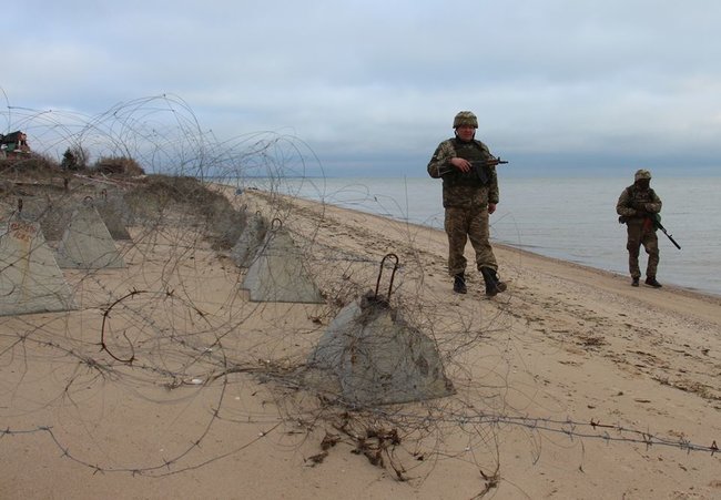 На Приазовї вертоліт Морської авіабригади змусив відійти від українського берега корабель ФСБ Росії, який займався збором розвідданих, - пресцентр ОС 06