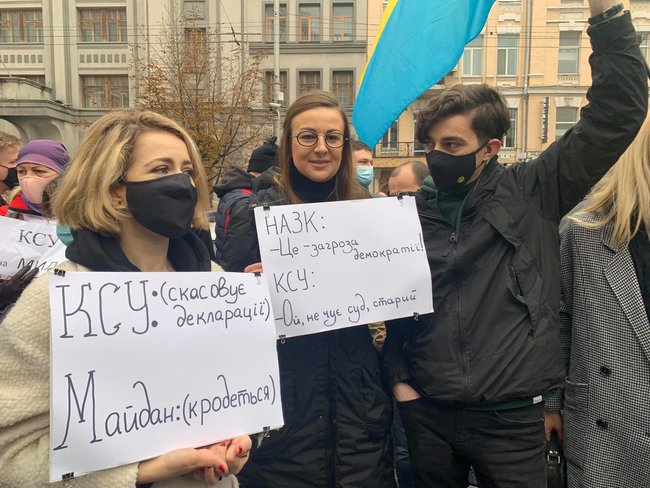 Під КС триває акція протесту Відправимо суддів-зрадників до Ростова у звязку з рішенням Суду скасувати низку антикорупційних норм 11 Під КС триває акція протесту Відправимо суддів-зрадників до Ростова у звязку з рішенням Суду скасувати низку антикорупційних норм 11
