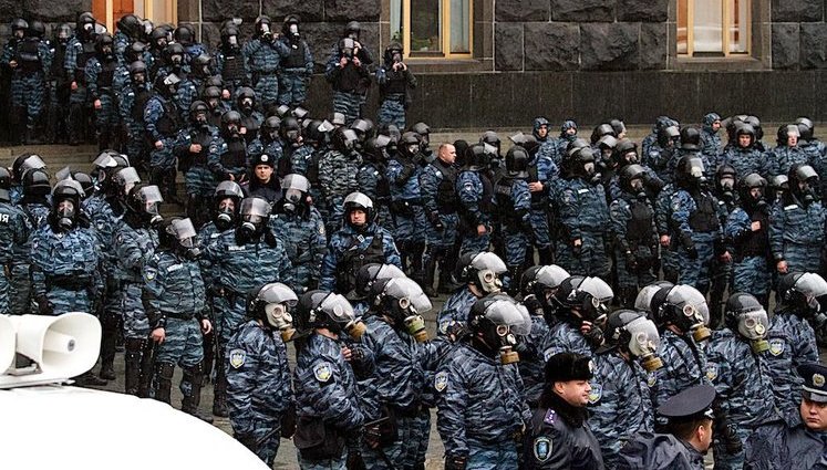 Янукович готовится бросить на Киев внутренние войска, - источник