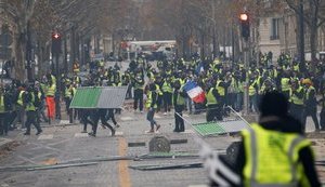 В Париже задержаны 400 участников протестов