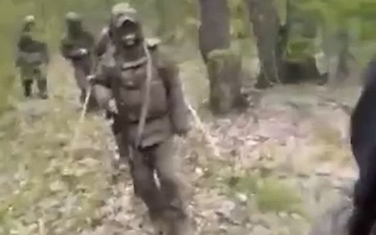 Штурмовики армії РФ крадуться лісом, щоб завдати удару по позиціях ЗСУ: "Идём на задание. Два автомата, три броника на шестерых. Все калеки. Это просто п#здец". ВIДЕО