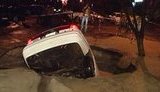 В Киевском дворе провалился под землю припаркованный автомобиль. ФОТОрепортаж
