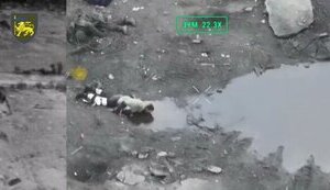 Поранений окупант повзе рачки до калюжі та п’є звідти воду. ВIДЕО