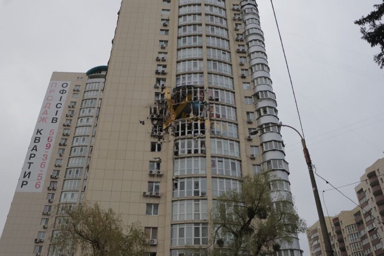 Многоэтажка в Святошинском районе Киева после падения обломков вражеского дрона 04