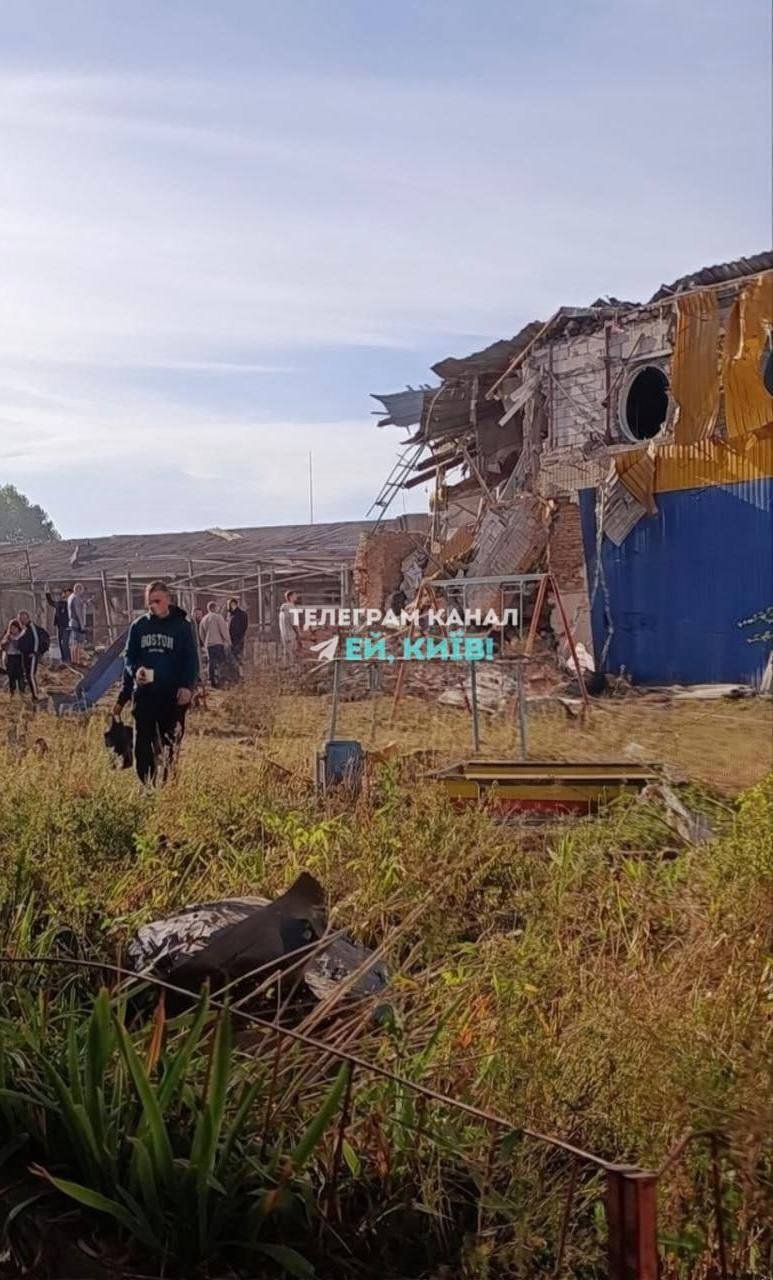 Російська атака суттєво пошкодила супермаркет Varus на Солом'янці в Києві